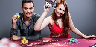Pengguna membaca bonus mingguan via ponsel
